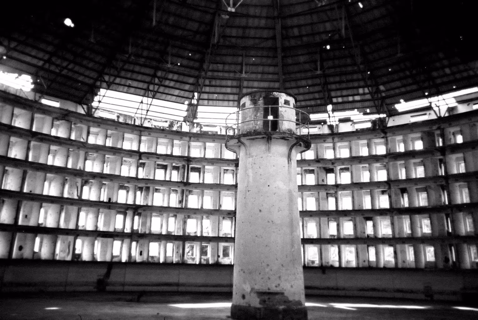 panóptico - modelo arquitetônico e conceitual de vigilância criado pelo filósofo Jeremy Bentham em 1785